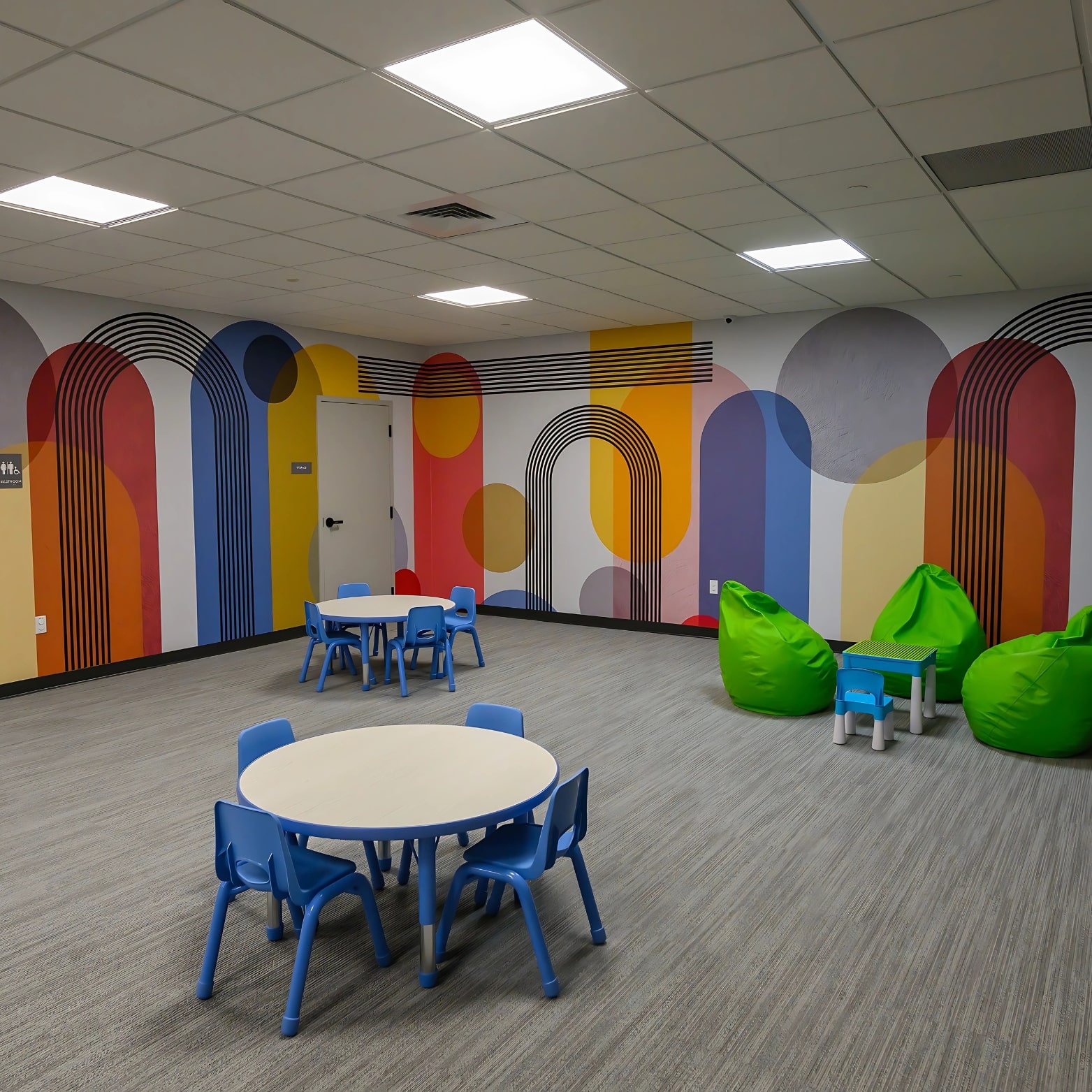 Bosse Kid' s Club with tables, activities, and toys for kids between the ages of 1-9 to enjoy